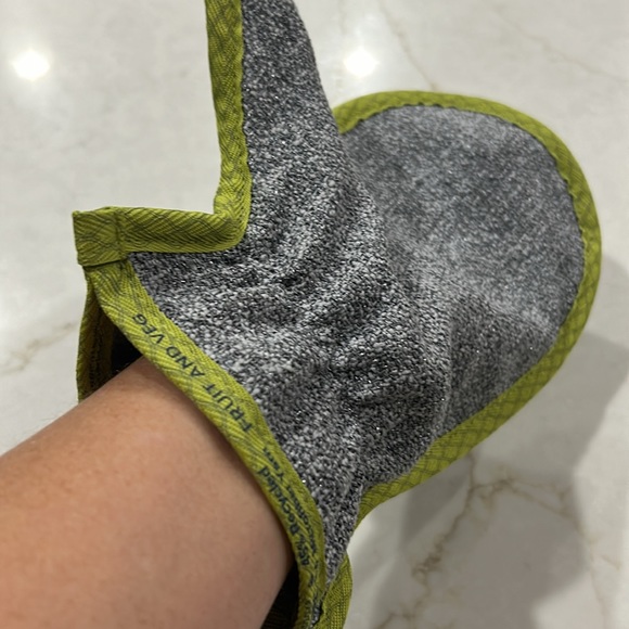 Norwex LE Fruit and Veggie Cloth Mitt - Picture 3 of 3